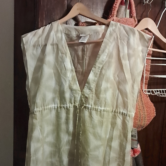 Gorgeous V-Neck cover up - Picture 1 of 8